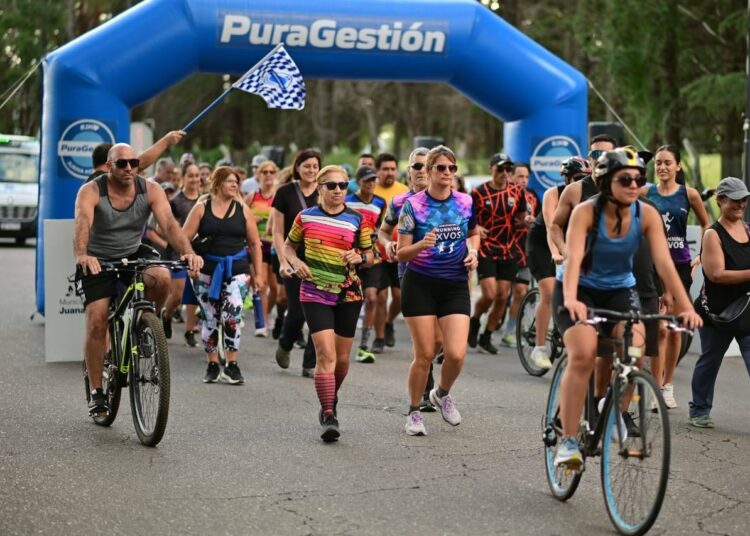 Gran convocatoria en Juana Koslay: más de 400 personas dijeron presente en la Bicicleteada + Running