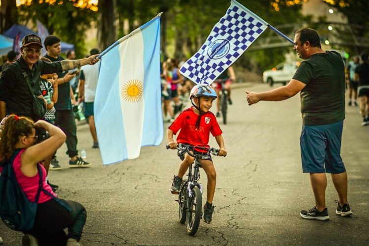 Gran convocatoria en Juana Koslay: más de 400 personas dijeron presente en la Bicicleteada + Running
