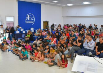 El Municipio entregó 500 guardapolvos y refuerza la igualdad de oportunidades