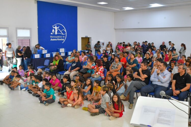 El Municipio entregó 500 guardapolvos y refuerza la igualdad de oportunidades