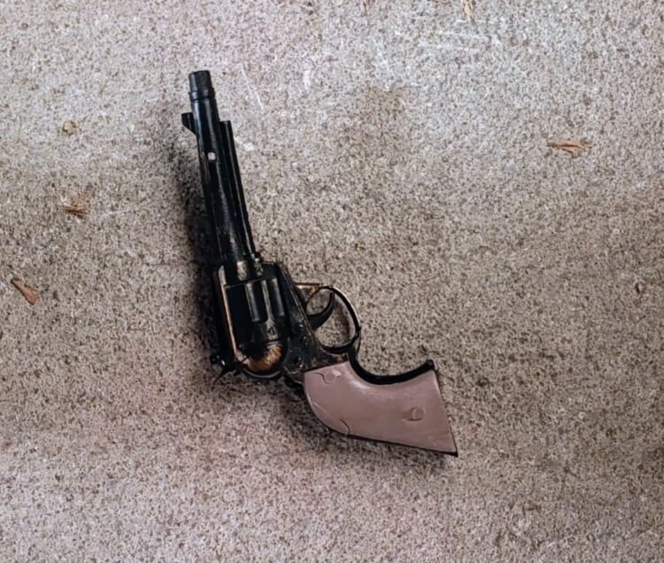 Cometió un robo con una réplica de arma; fué demorado y los elementos fueron recuperados