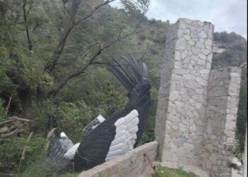 El viento tiró nuevamente la estatua del Cóndor en Potrero de la Funes