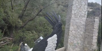 El viento tiró nuevamente la estatua del Cóndor en Potrero de la Funes