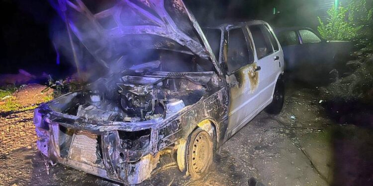 Sofocaron un incendio presuntamente intencional de un automóvil
