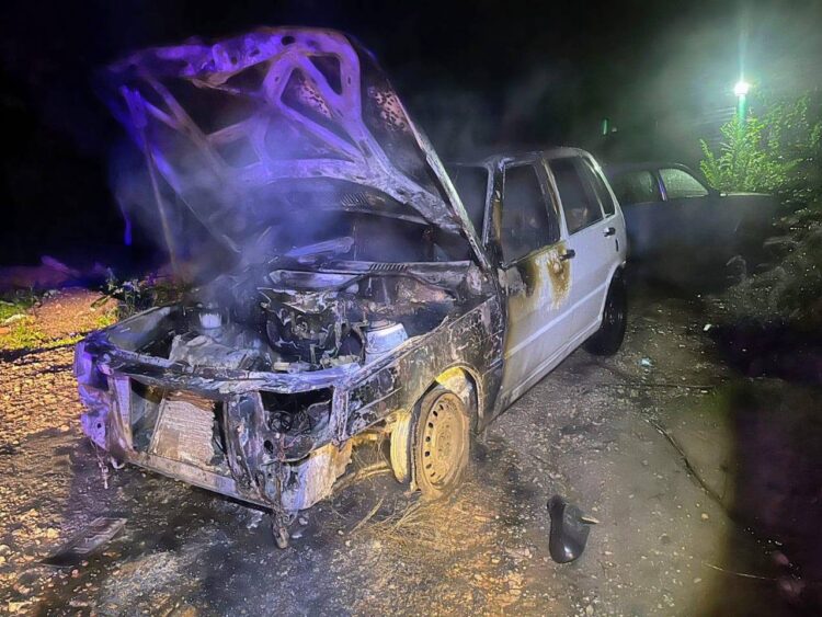 Sofocaron un incendio presuntamente intencional de un automóvil