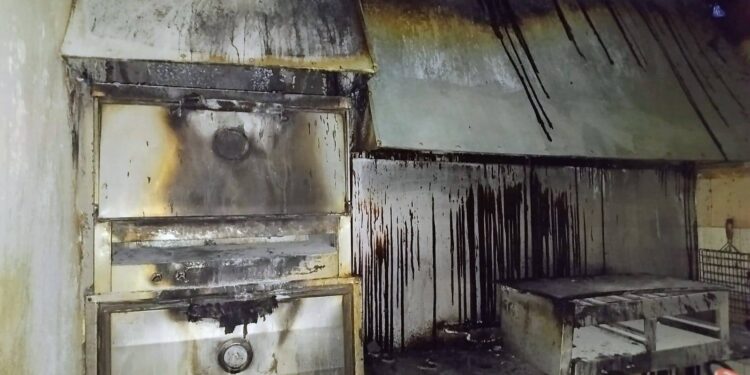 Un local gastronómico de nuestra ciudad se incendió y resultó una persona hospitalizada por inhalación de monóxido de carbono