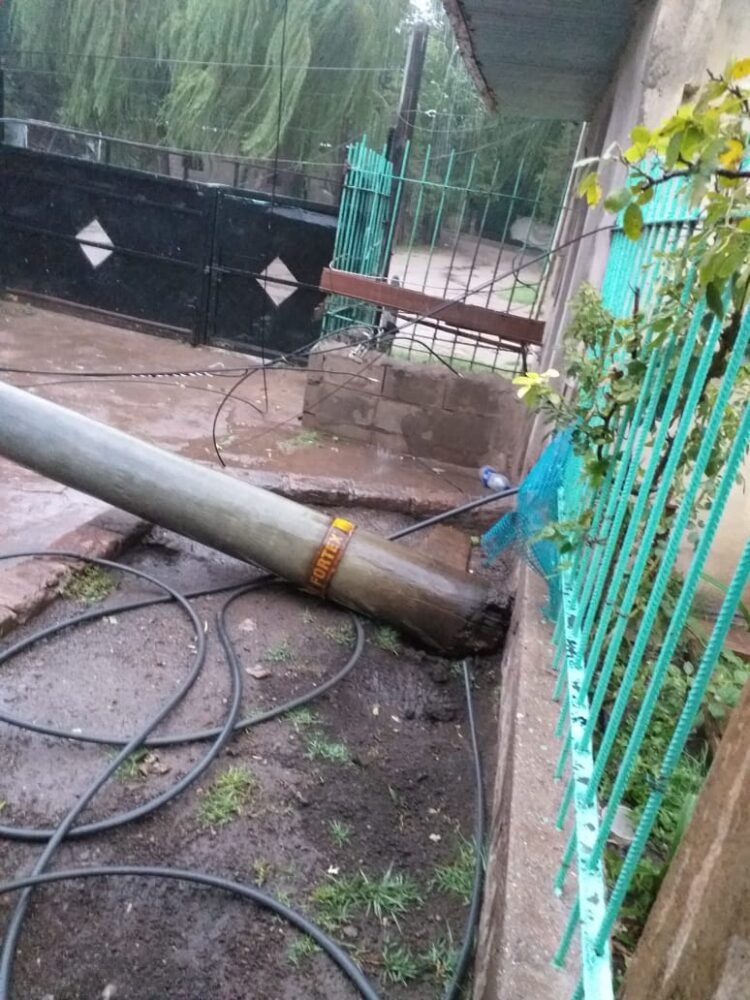 Temporal: Un poste de luz se cayó sobre el frente de un domicilio en barrio Las Vegas