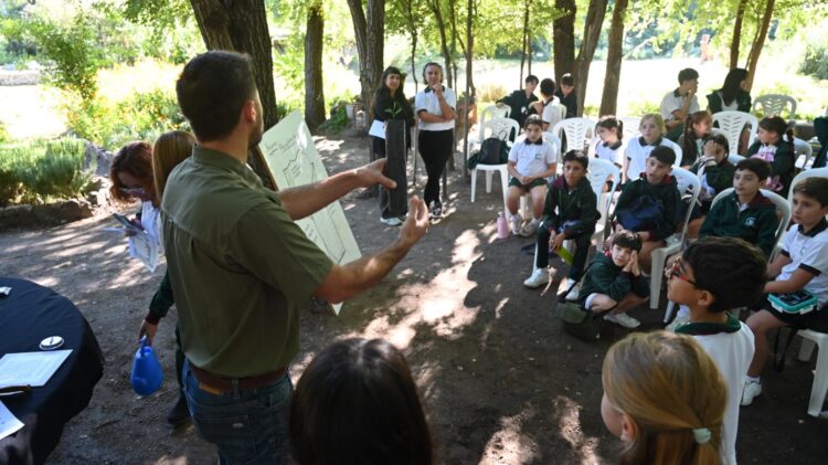 Alumnos del colegio Causay conocieron el ciclo de vida de los árboles nativos