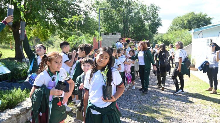 Alumnos del colegio Causay conocieron el ciclo de vida de los árboles nativos