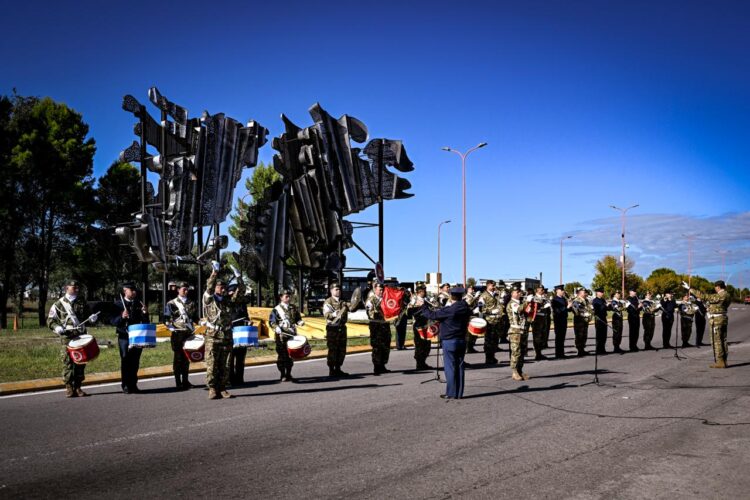 El Ejército Argentino y la Fuerza Aérea participaron de un sentido homenaje a los caídos en Malvinas