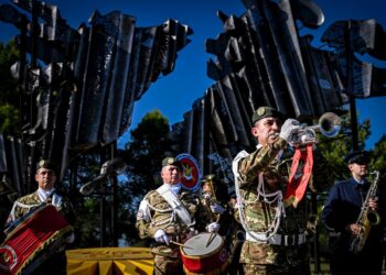 El Ejército Argentino y la Fuerza Aérea participaron de un sentido homenaje a los caídos en Malvinas
