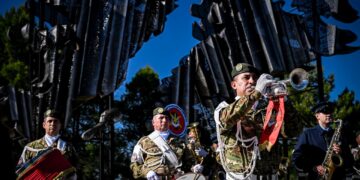 El Ejército Argentino y la Fuerza Aérea participaron de un sentido homenaje a los caídos en Malvinas