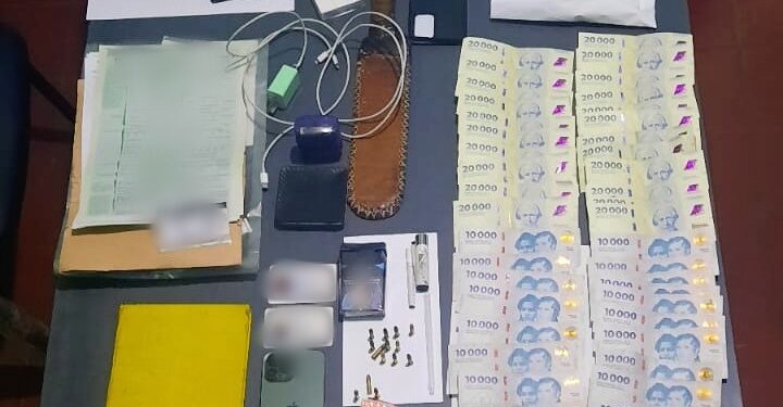 Potrero de los Funes: durante un operativo policial, demoraron a un sujeto que tenía armas en su poder y a otro individuo que circulaba en un automóvil particular con baliza policial