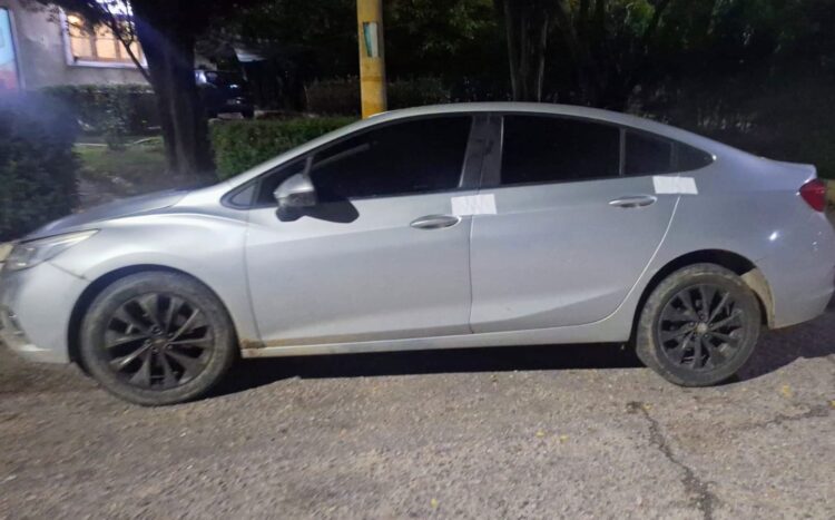 Potrero de los Funes: durante un operativo policial, demoraron a un sujeto que tenía armas en su poder y a otro individuo que circulaba en un automóvil particular con baliza policial