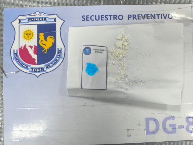 Potrero de los Funes: durante un operativo policial, demoraron a un sujeto que tenía armas en su poder y a otro individuo que circulaba en un automóvil particular con baliza policial