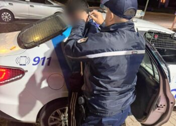La Policía demoró a un joven por provocar daños en un vehículo arrojándole piedras