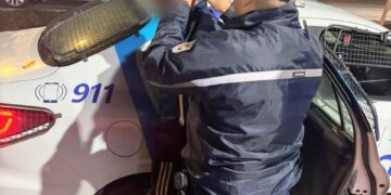 La Policía demoró a un joven por provocar daños en un vehículo arrojándole piedras