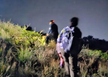 Rescataron a tres personas que se habían extraviado en el Cerro de la Cruz