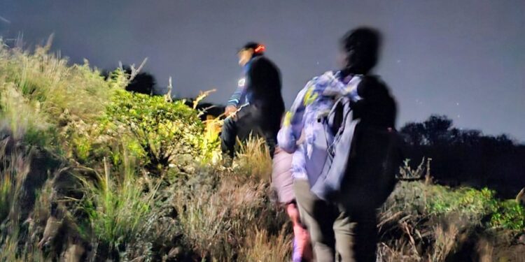 Rescataron a tres personas que se habían extraviado en el Cerro de la Cruz