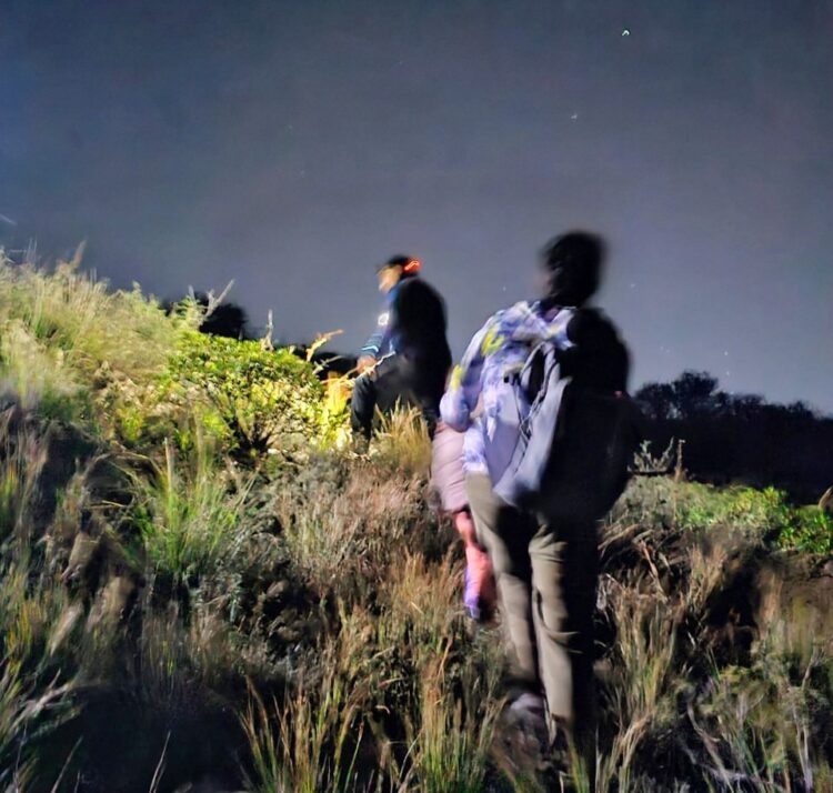 Rescataron a tres personas que se habían extraviado en el Cerro de la Cruz