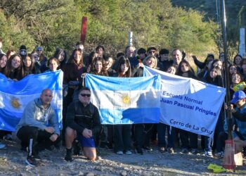 El Municipio de Juana Koslay acompañó a alumnos y docentes de la Escuela Normal Juan Pascual Pringles en una significativa jornada de ascenso al Cerro de la Cruz.
