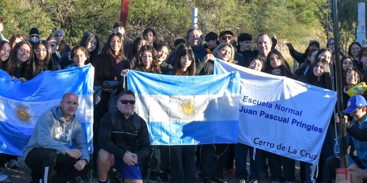 El Municipio de La Punta acompañó a alumnos y docentes de la Escuela Normal Juan Pascual Pringles en una significativa jornada de ascenso al Cerro de la Cruz.