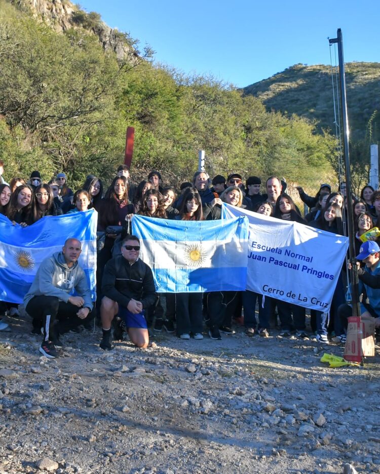 El Municipio de La Punta acompañó a alumnos y docentes de la Escuela Normal Juan Pascual Pringles en una significativa jornada de ascenso al Cerro de la Cruz.