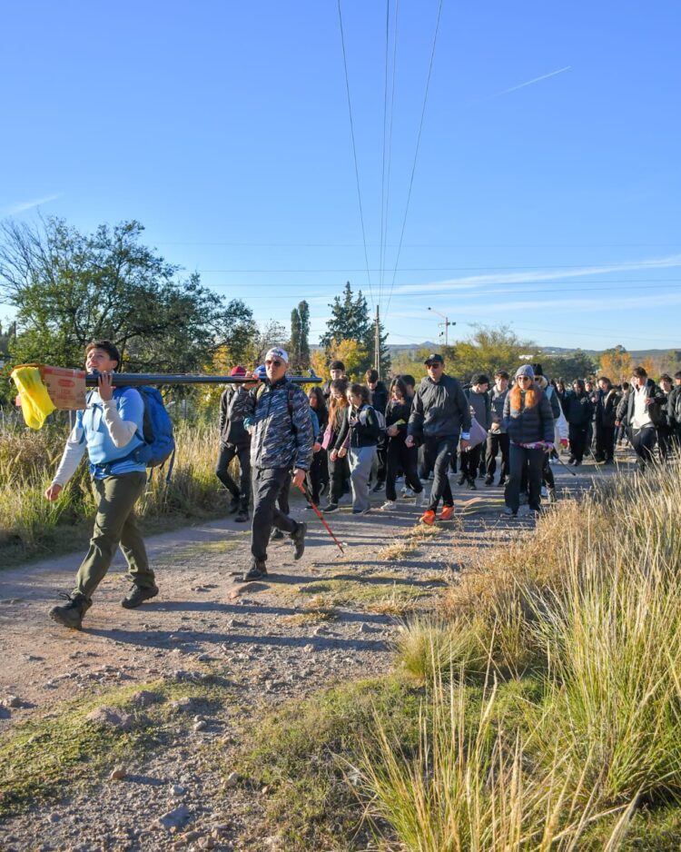 El Municipio de La Punta acompañó a alumnos y docentes de la Escuela Normal Juan Pascual Pringles en una significativa jornada de ascenso al Cerro de la Cruz.