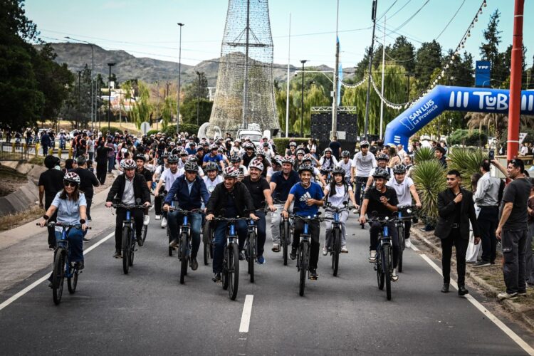 Educación y movilidad: entrega de bicicletas TuBi y Boleto Educativo en Juana Koslay