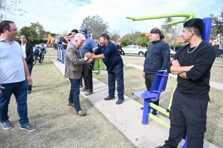 Poggi participó de la renovación de una plaza y la presentación de camionetas de la flota municipal