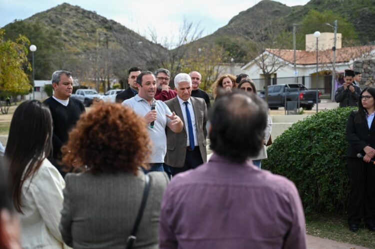 Poggi participó de la renovación de una plaza y la presentación de camionetas de la flota municipal