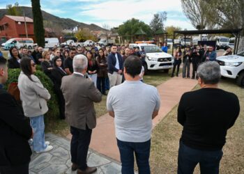 Poggi participó de la renovación de una plaza y la presentación de camionetas de la flota municipal