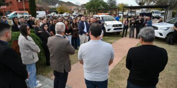 Poggi participó de la renovación de una plaza y la presentación de camionetas de la flota municipal
