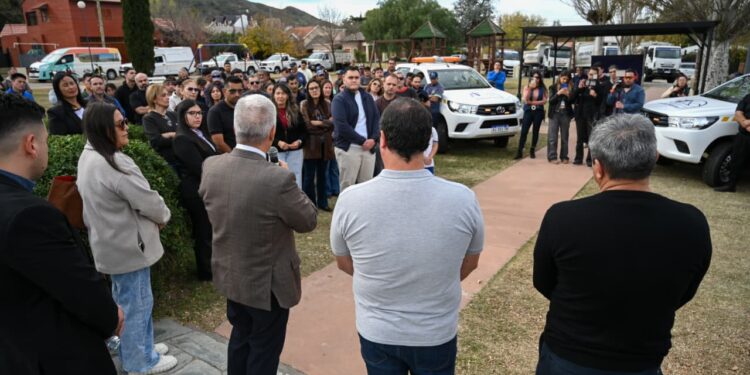 Poggi participó de la renovación de una plaza y la presentación de camionetas de la flota municipal