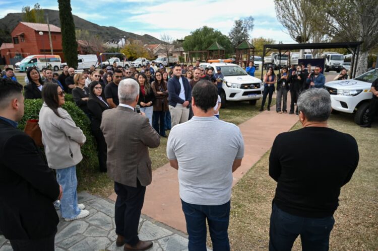 Poggi participó de la renovación de una plaza y la presentación de camionetas de la flota municipal