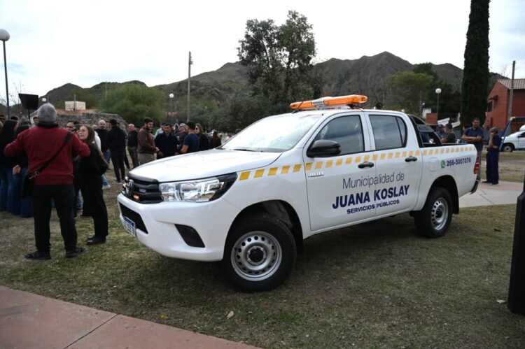 Poggi participó de la renovación de una plaza y la presentación de camionetas de la flota municipal