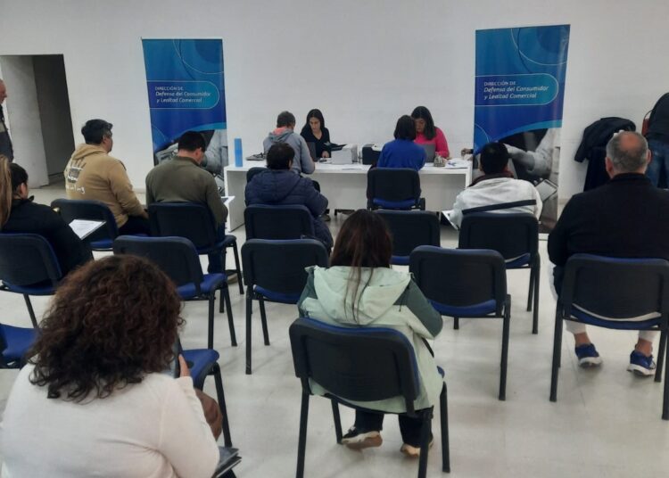 Defensa del Consumidor desplegó un operativo en Juana Koslay y renovó 70 libros de quejas