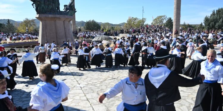 Más de mil artistas dieron vida al Gran Pericón Nacional en una emotiva celebración patria