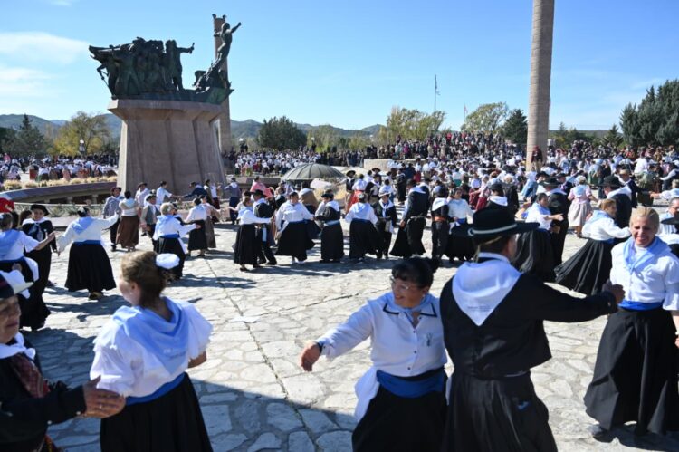 Más de mil artistas dieron vida al Gran Pericón Nacional en una emotiva celebración patria