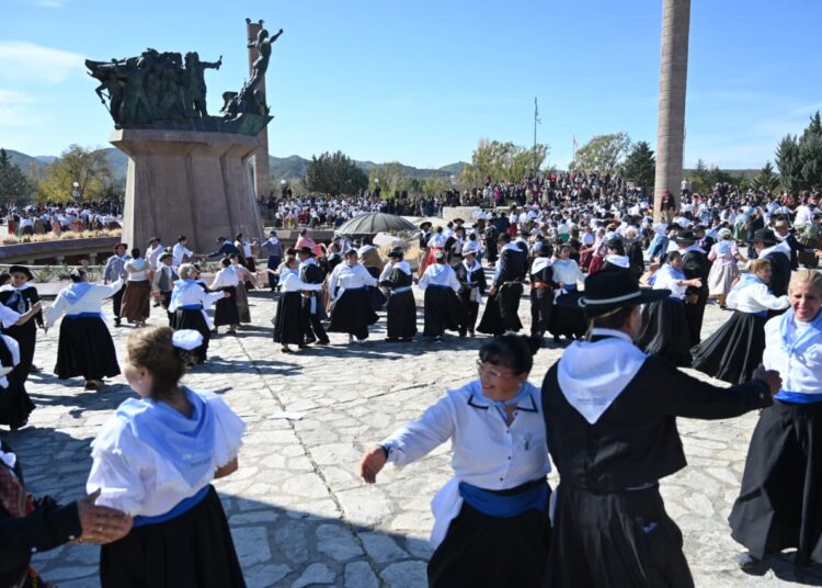 Más de mil artistas dieron vida al Gran Pericón Nacional en una emotiva celebración patria