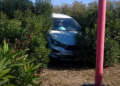 Un auto terminó sobre el cantero central en la avenida Santos Ortiz