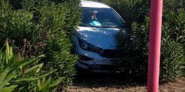 Un auto terminó sobre el cantero central en la avenida Santos Ortiz