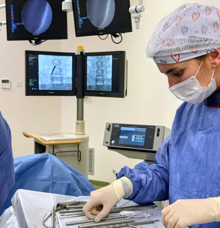 Realizaron por primera vez tres cirugías de endoscopías de columna