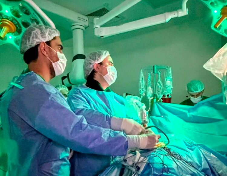 Realizaron por primera vez tres cirugías de endoscopías de columna