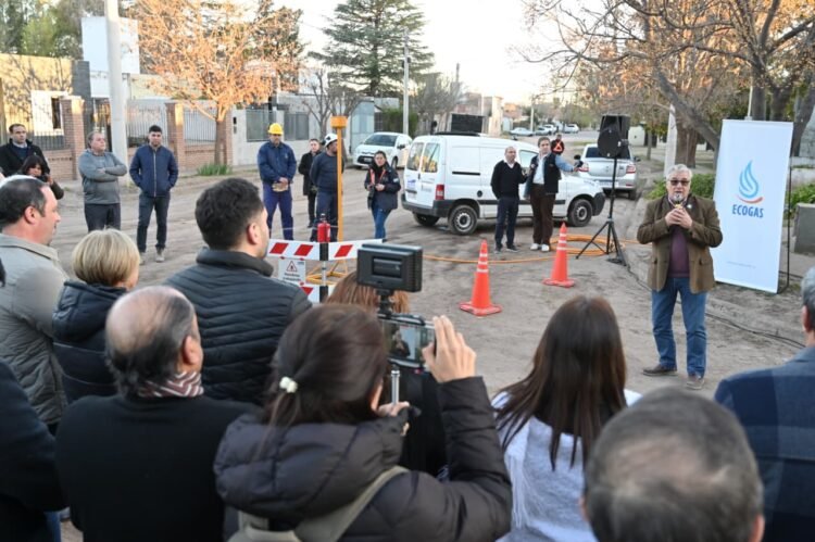 Vecinos del barrio Virgen de Fátima ya tienen la red de gas natural en sus puertas
