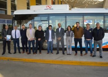 Presentaron en la EDIRO un colectivo a GNC para evaluar su incorporación al servicio interurbano. Recorrerá el corredor de Juana Koslay
