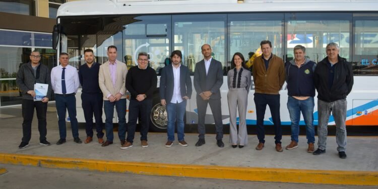 Presentaron en la EDIRO un colectivo a GNC para evaluar su incorporación al servicio interurbano. Recorrerá el corredor de Juana Koslay