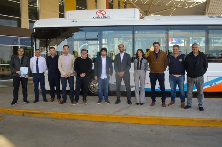 Presentaron en la EDIRO un colectivo a GNC para evaluar su incorporación al servicio interurbano. Recorrerá el corredor de Juana Koslay