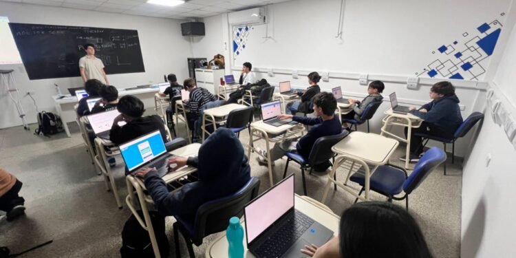 Estudiantes de nivel Secundario se forman en nuevas tecnologías en Juana Koslay