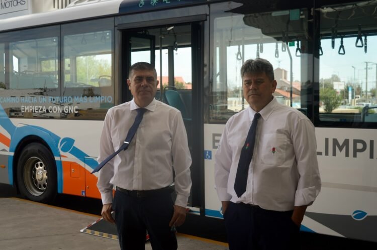 Presentaron en la EDIRO un colectivo a GNC para evaluar su incorporación al servicio interurbano. Recorrerá el corredor de Juana Koslay